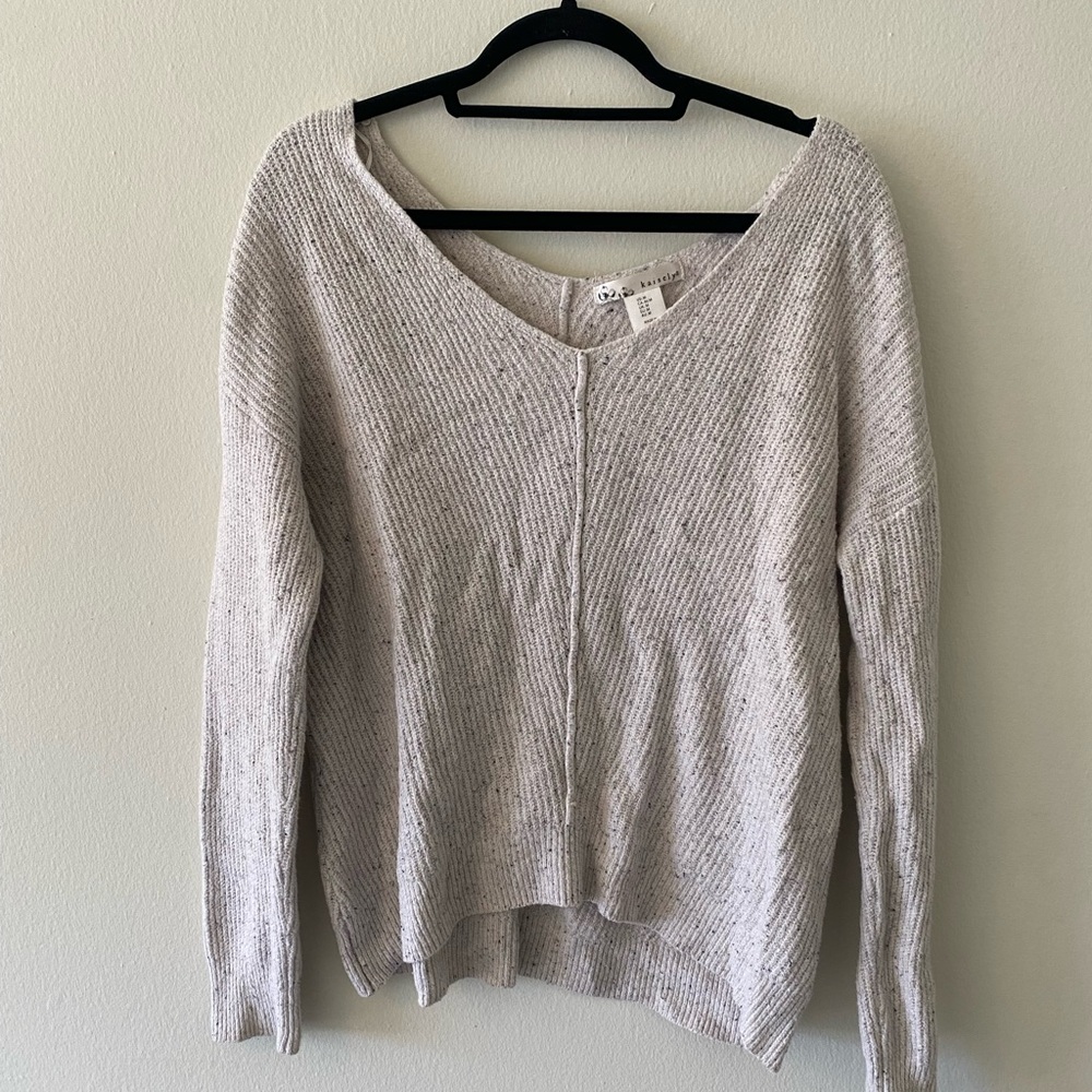 Kaisely Cream V-Neck Sweater with Relaxed Fit